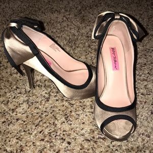 Champagne and black colored jersey Johnson heels